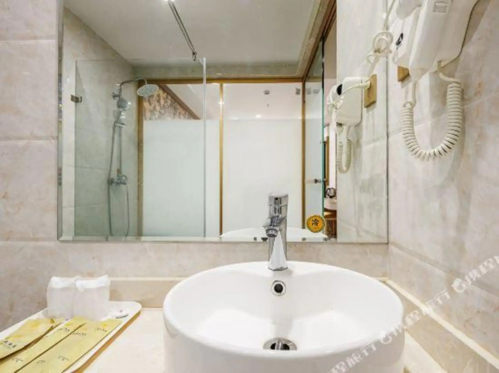 Yihai Boutique Hotel (Guangzhou Baiyun Railway Station Shijing Branch)