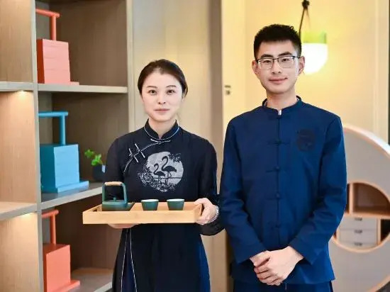 Qingdao Yixing Fang Hua Jian Tang · Lan She