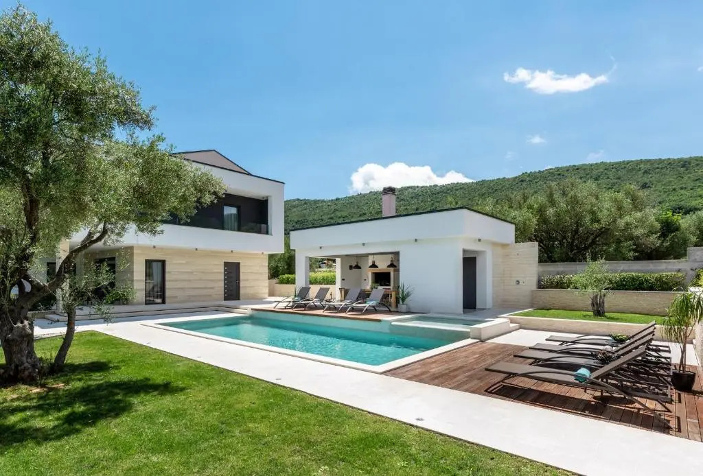 Luxurious Villa Laurea near Labin with Pool, Sauna & Sea View