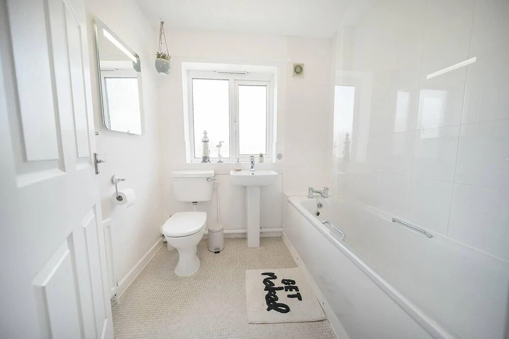 Stylish 3 bed house, large garden, Parking, WiFi - Esho Stays