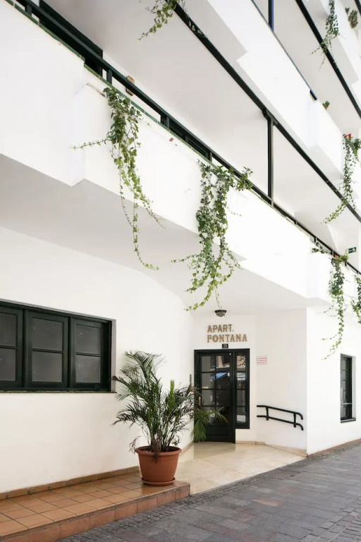 The Midpoint Apartment, Coastal Life Between the Two Beaches
