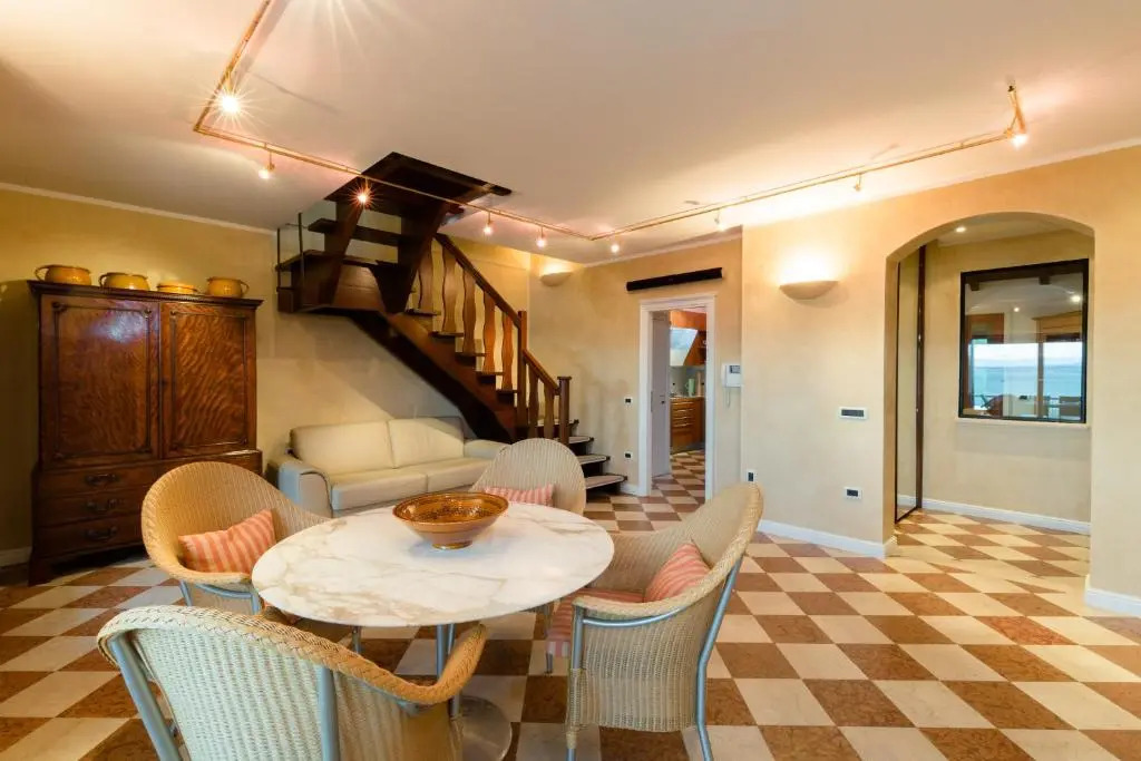 Lake Front Apartment - Direct Lake Access