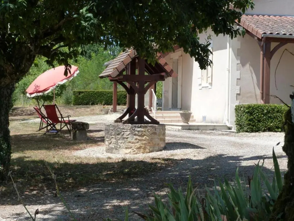 Maison spacieuse avec cheminée et grand jardin à Thiviers - FR-1-616-133