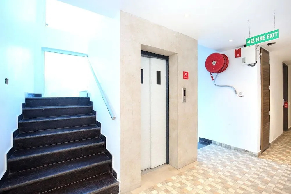 Oyo 11367 Hotel Yellow