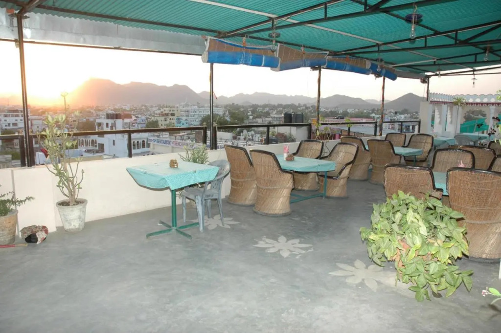 Jag Niwas Guest House & pure veg restaurant