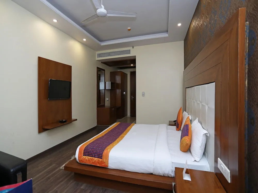 OYO 9532 Hotel Q-Cent