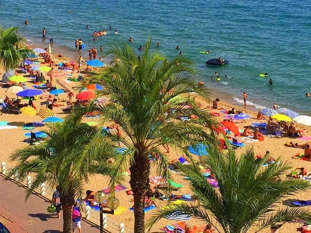 Cannes Beach 514
