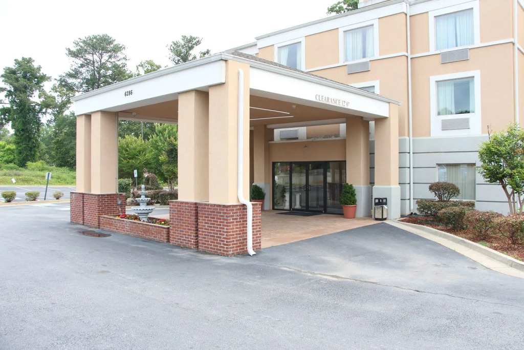 Jamestown inn & Suites
