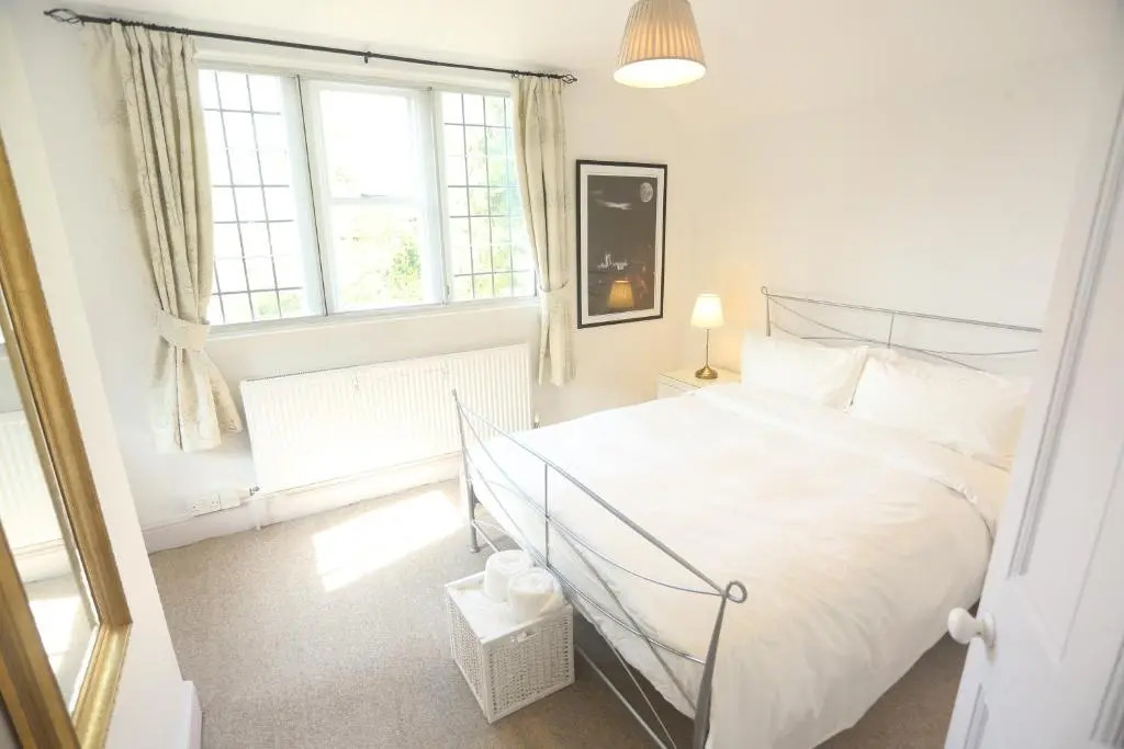 Entire Victorian Lodge in a privately gated estate with secure parking for two cars and a newly refurbished bathroom