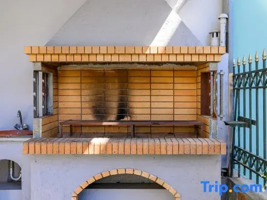 Lovehome-4BD Villa with views-15´~airport, 10´~MEC AE, 2´~bus stop,10´~Suburban Railway