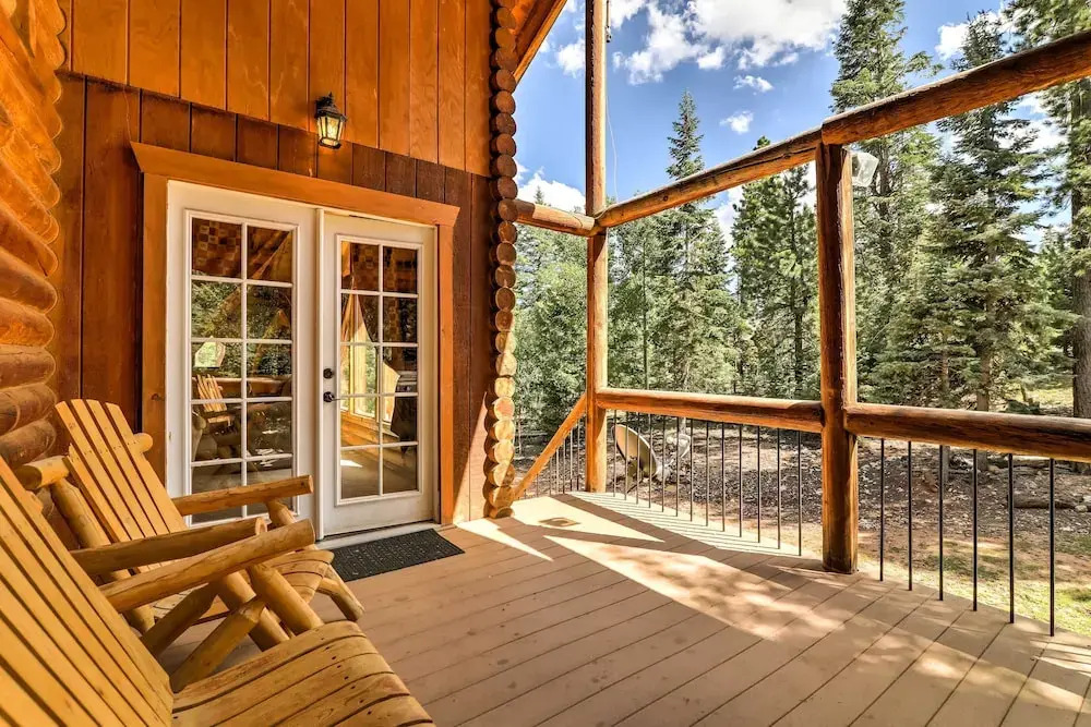 Cozy Utah Cabin w/ Deck & Fire Pit!