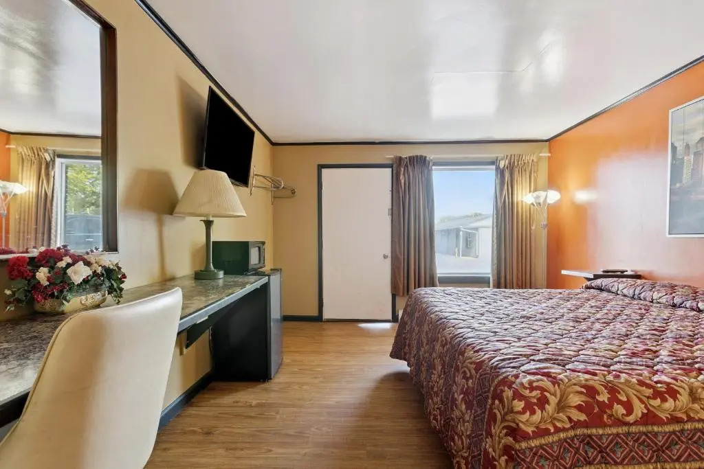 Currys Motel by OYO Saginaw MI