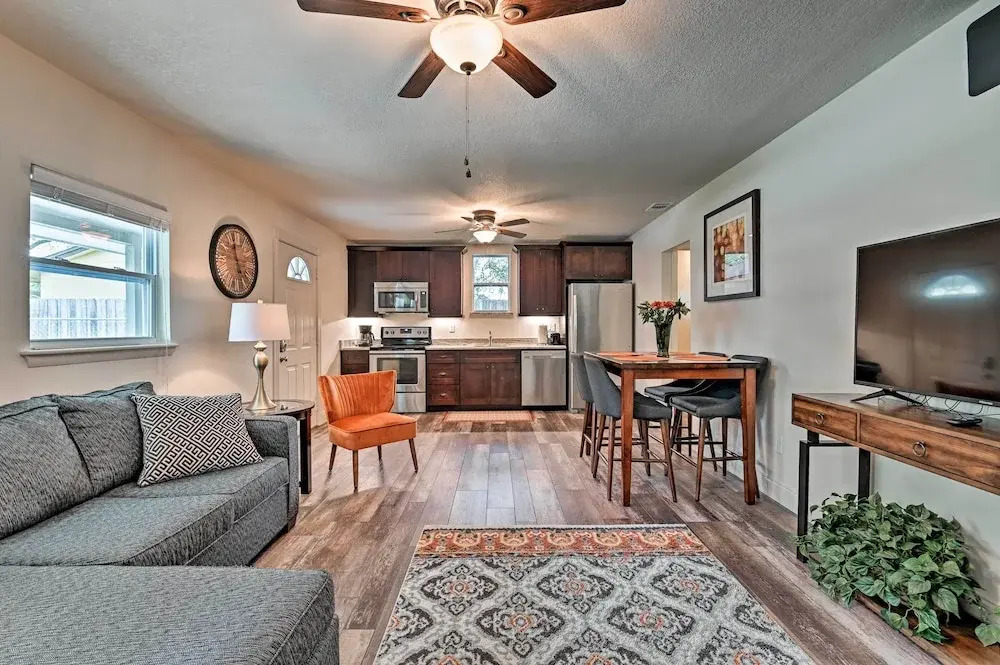 Walkable Winter Garden Bungalow: 3 Blocks to Dtwn