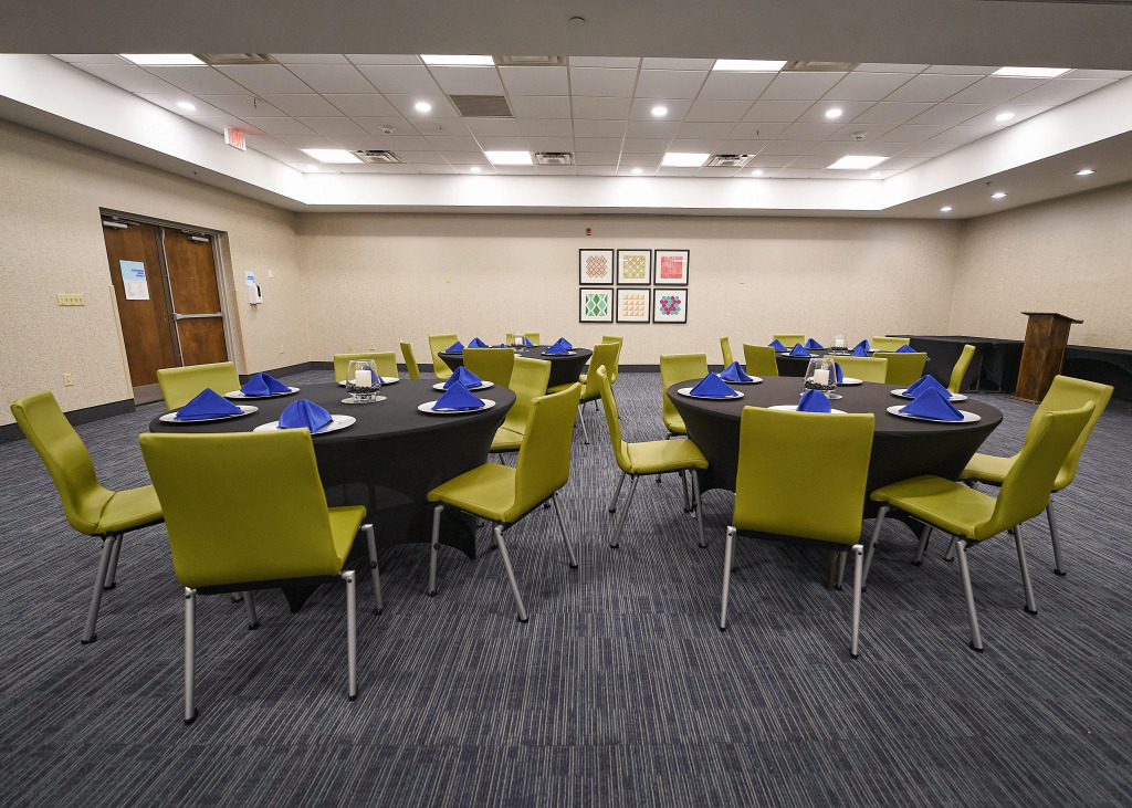 Holiday Inn Express Charleston-Civic Center by IHG
