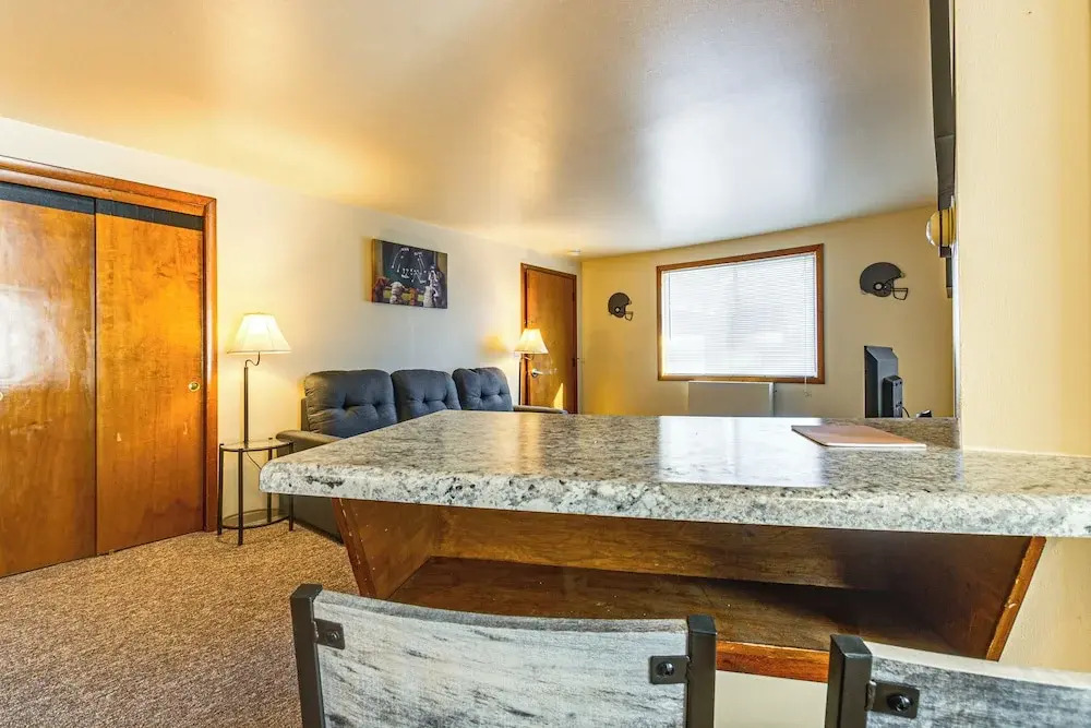 2 Mi to Dwtn Green Bay: Ideally Located Townhome!