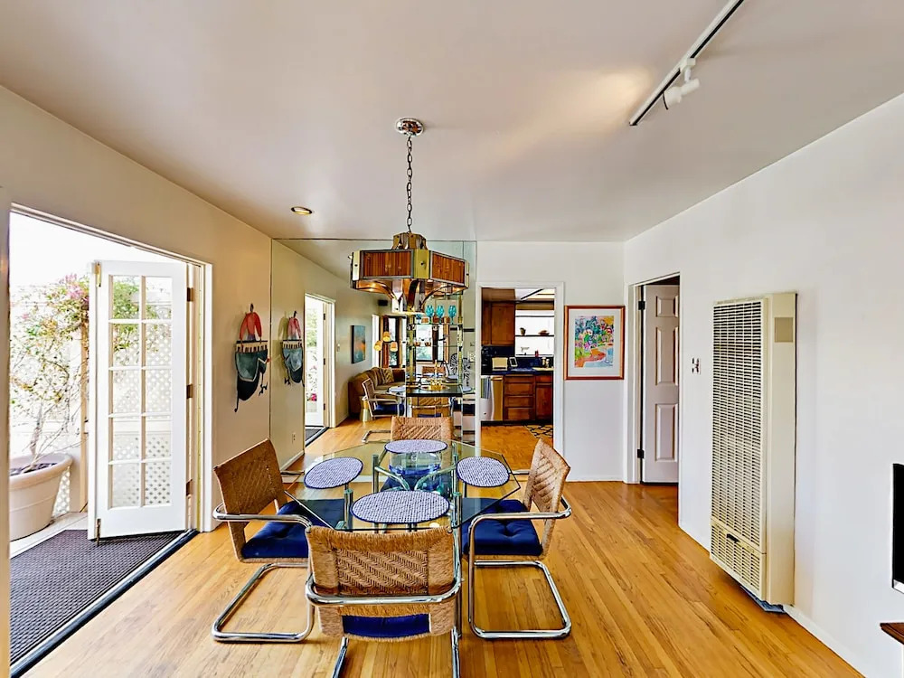 Beach Bungalow in Ventura by RedAwning