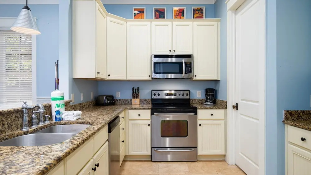 Artist's Getaway ~ Large Screened Porch ~ Golf Cart & PET Friendly