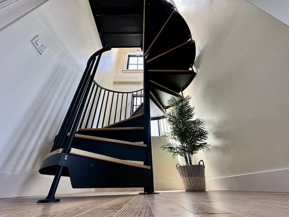 Downtown Newport Townhouse 2 Br/1.5 Bath/parking 2 Bedroom Apts