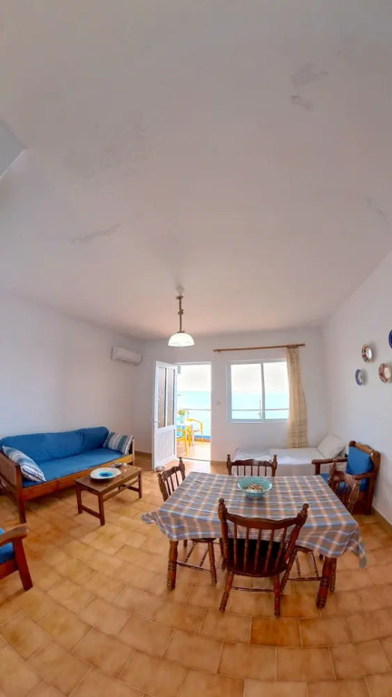 Blue House Beach Apartment - Sleeps 4 & Balcony