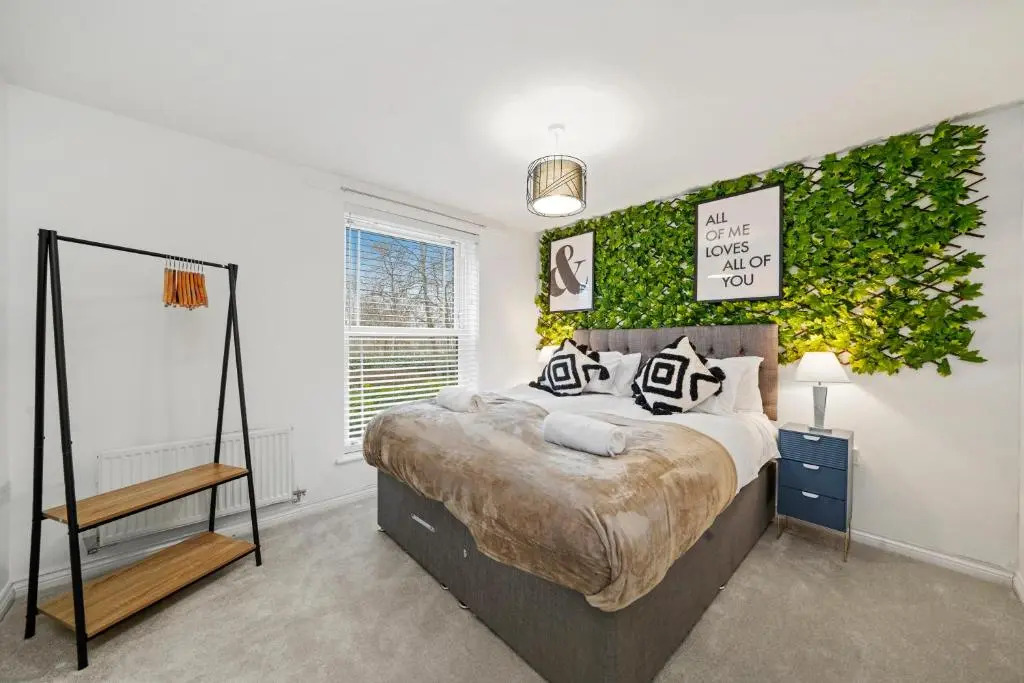Stylish 2 Bedroom 2 Bathroom Apartment - 8 Minutes Drive to Central MK - with Free Parking & Smart TV by Yoko Property