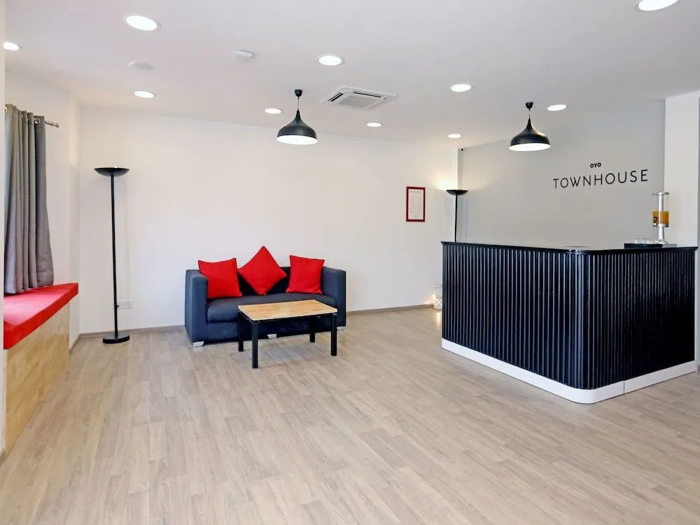 OYO Townhouse 017 HUDA City Center
