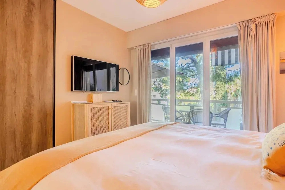 Bright, A/C Apartment With sea View - Antibes