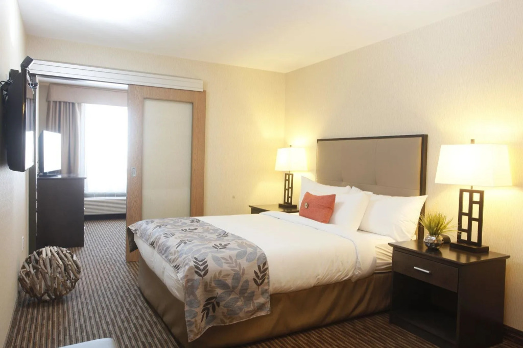 Pomeroy Inn & Suites at Olds College
