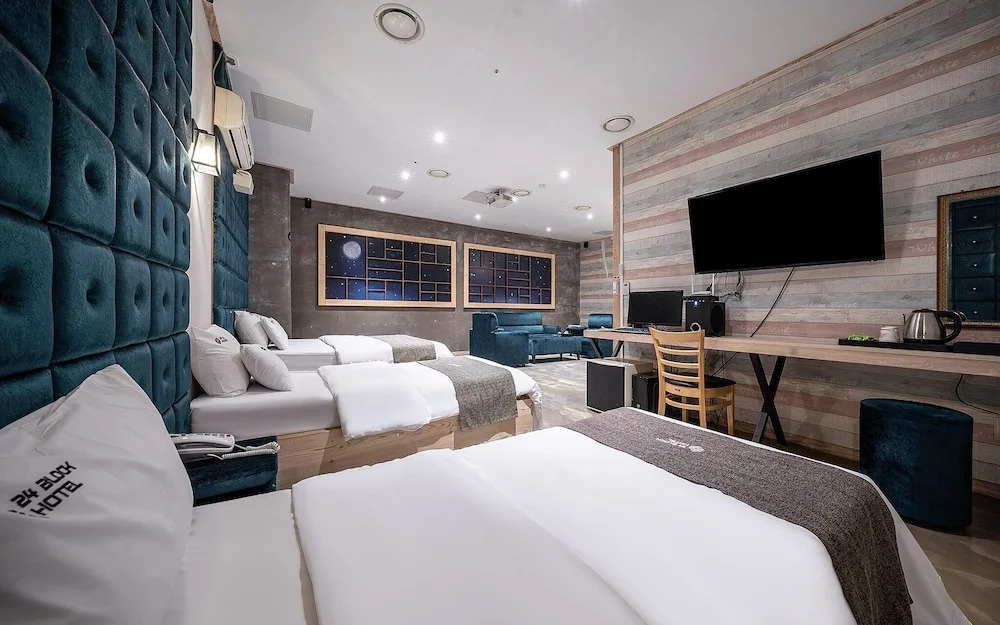 24 Block Hotel