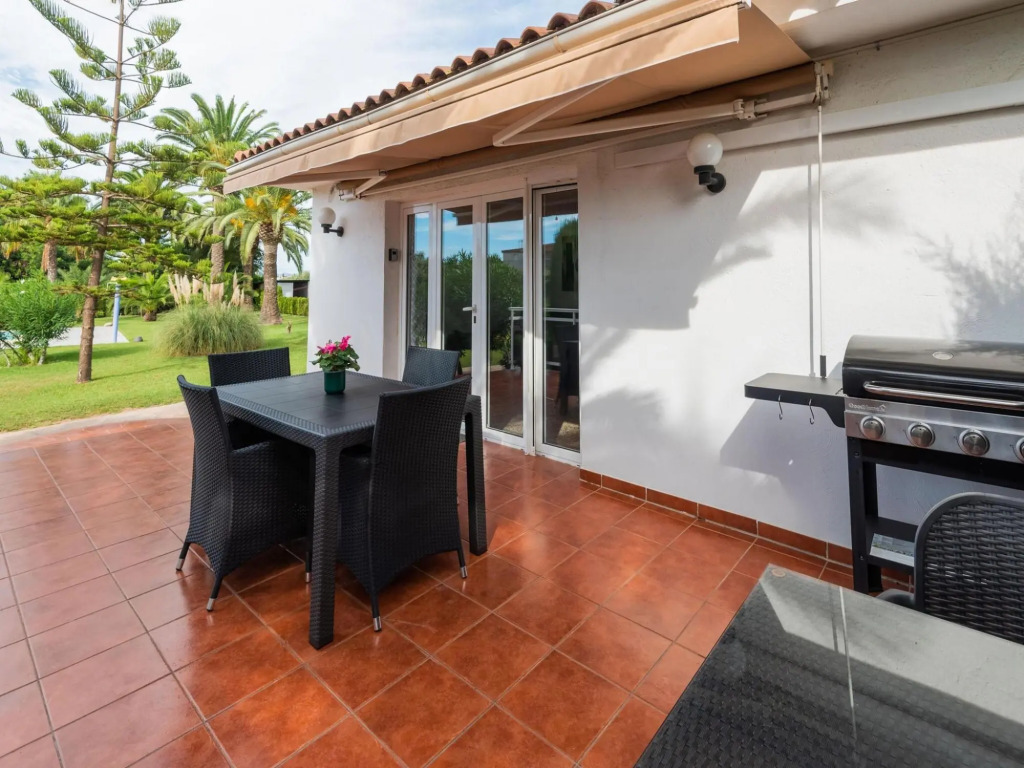 Spacious Holiday Home in Cambrils with Shared Swimming Pool
