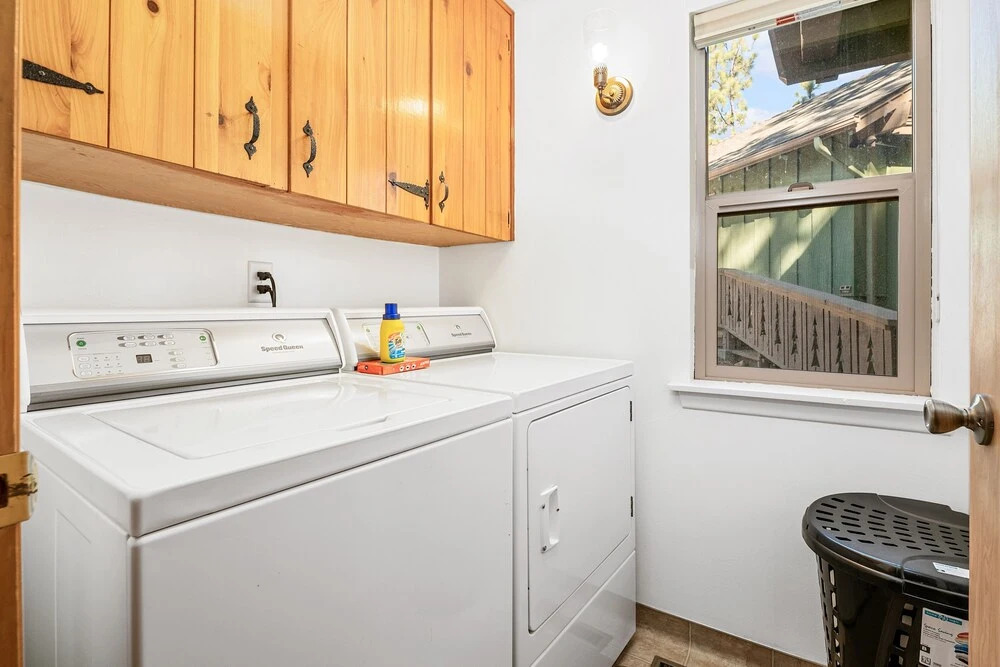 D And V Retreat - Modern Aesthetics Meet Mountain Charm In This Gorgeous Cabin! Game Room! 2 Bedroom Home