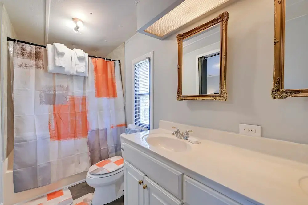 Heart of Greensboro: Pet-friendly Gem 3 Mi to Dtwn
