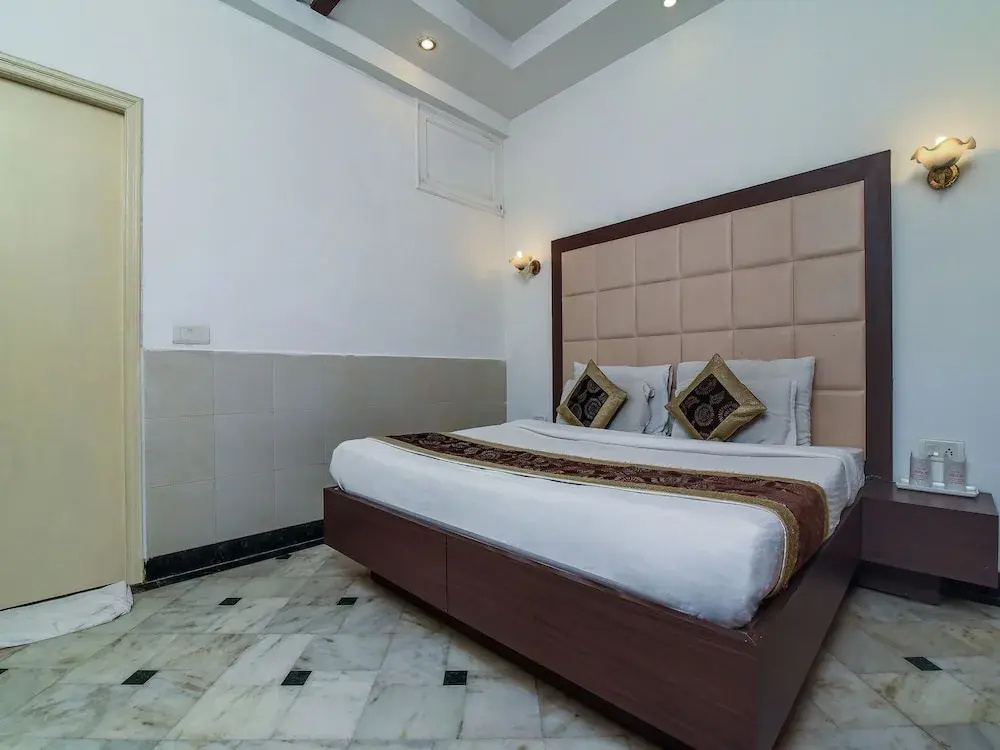 OYO 16359 Optimum Sheela Inn