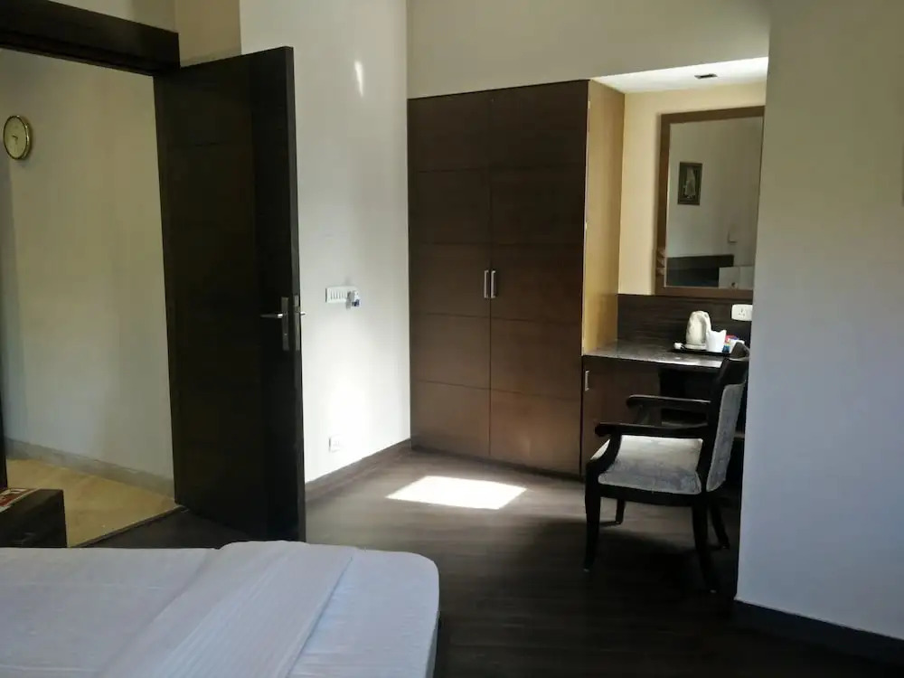 FabHotel Phoenix Hospitality - Nr DLF Cyber Hub & Metro, Gurugram