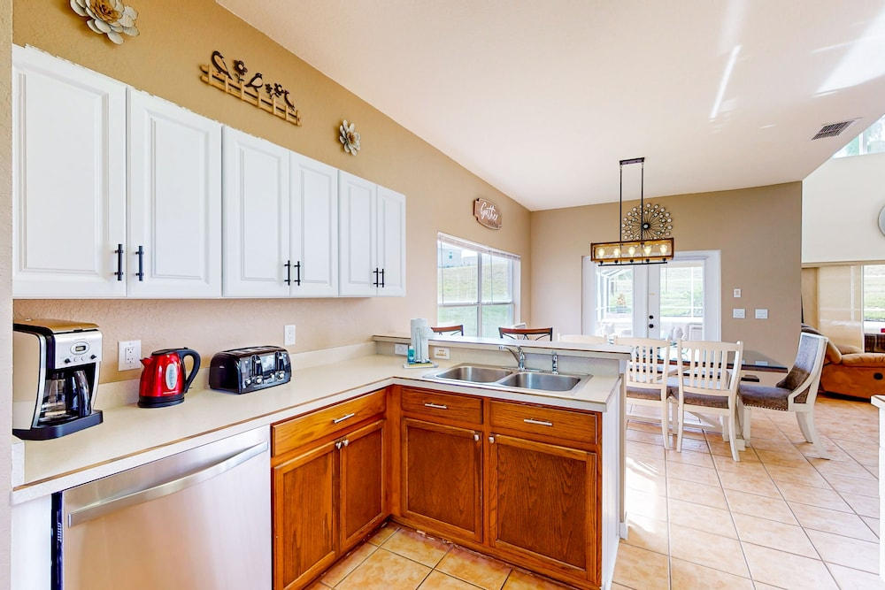 Spacious Home in a Great Neighborhood With Enclosed Pool & AC - Dog-friendly