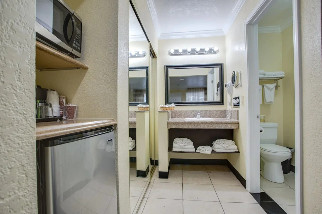 Best Inn & Suites