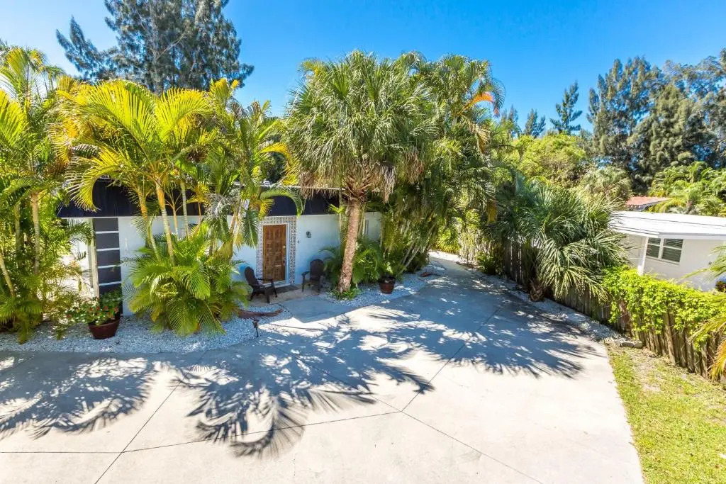 Crescent Street 1138 B, Walk to the beach, Pool, 1 Bedroom, Pet Friendly