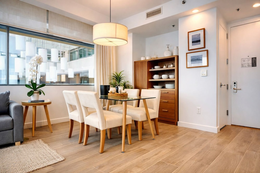 RS Suites - The AKA Residence
