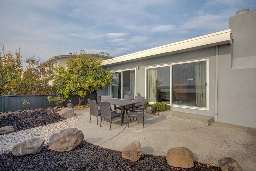 Bird Paradise: Serene Bayview Home in East Alameda 2 Bedrooms 2 Bathro