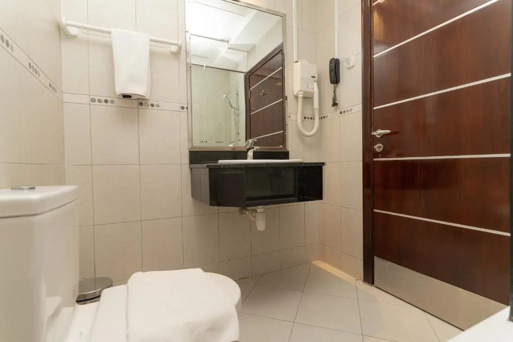 RH- 2BR apartment is Al Barsha 1, near mall & lulu