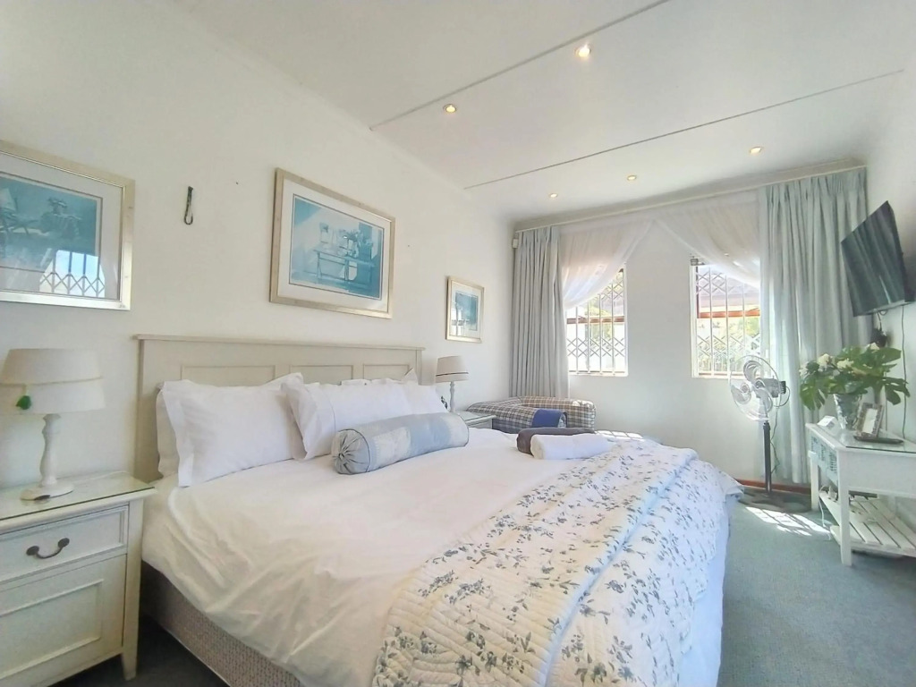 Villa Mintos - 4 bed 3 bath, Pool, 750m to Robberg 5 Beach