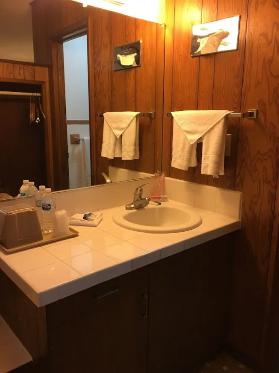 DJ Main Street View Inn & Suites