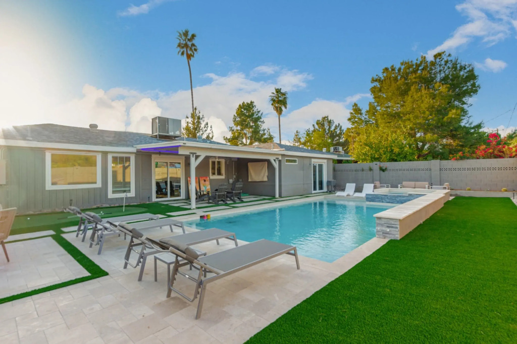 Sunsets on 11th by Avantstay Resort-style Pool + Hot Tub Game Room