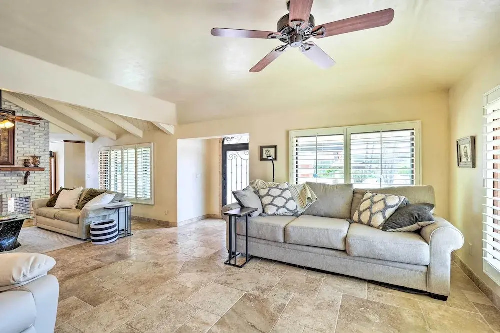 Pool & Putting Green: Group Getaway in Glendale