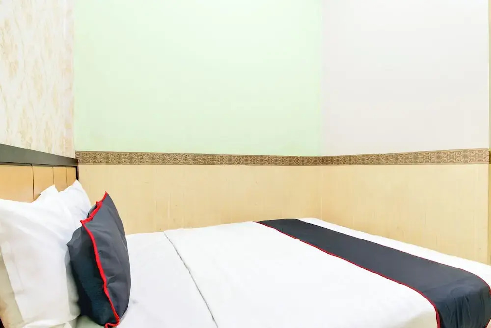 OYO 94512 Mega Inn Guest House