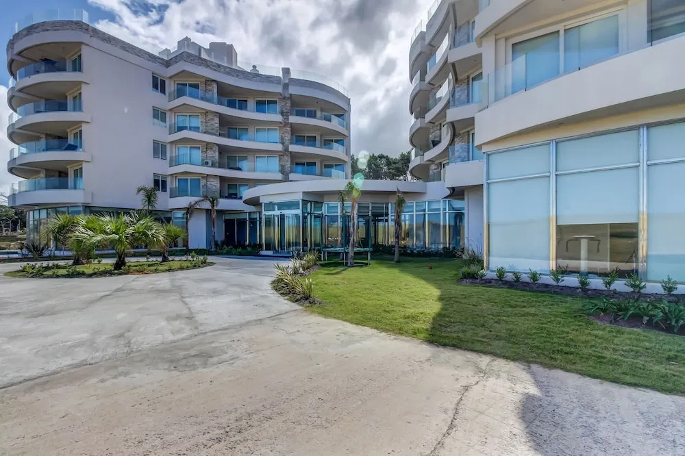 Moderno apartamento frente al mar y piscina - Azure Towers
