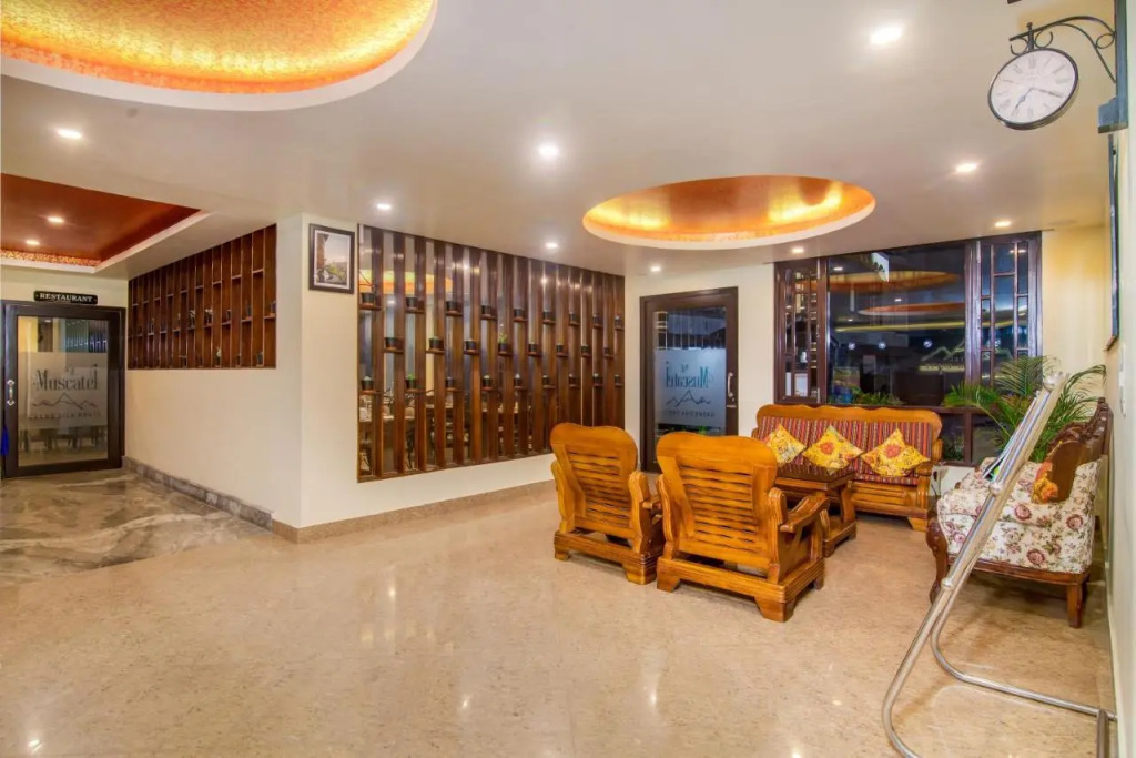 Muscatel Grand Silkroute - 300 Mts from MG Marg