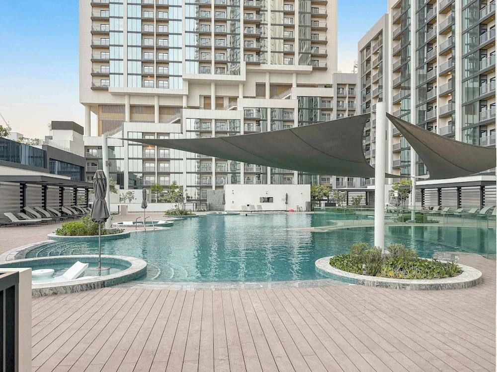 Spacious 2BR in The Crest With Pool and gym