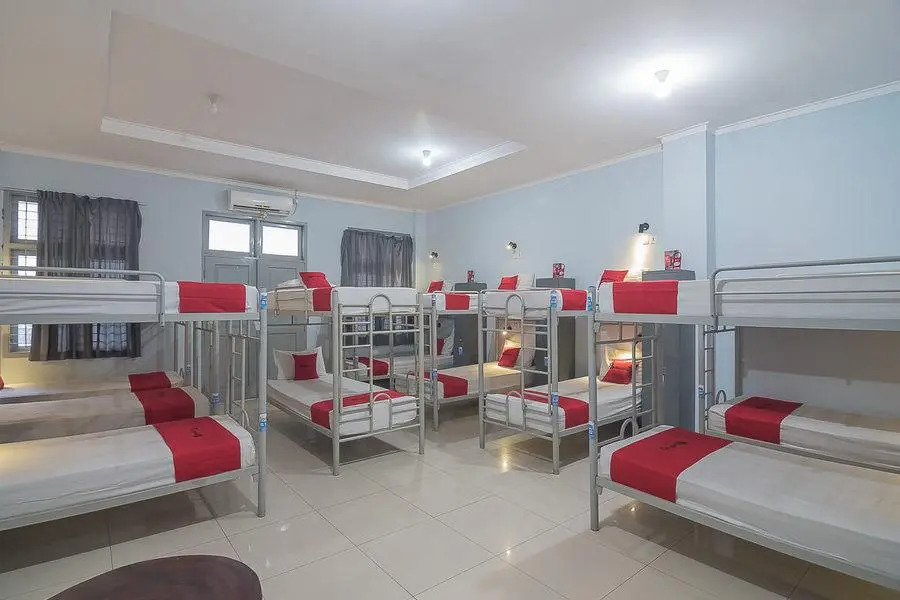 RedDoorz Hostel near Braga Citywalk