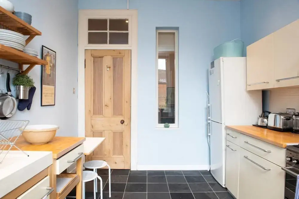 Charming 2-bedroom apt in the Heart of West End