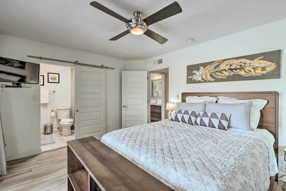 Chic Scottsdale Home w/ Balcony, Walk to Old Town!